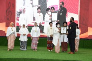 Angklung Mendunia Pecahkan Rekor MURI