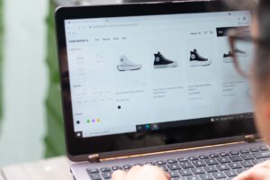 PELUNCURAN PLATFORM E-COMMERCE CONVERSE OPTIMALKAN PENGALAMAN BELANJA ONLINE