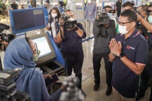 Menparekraf Tinjau Kesiapan Penerapan Prokes di Bandara Soetta Jelang Natal dan Tahan Baru untuk Kebangkitan Ekonom
