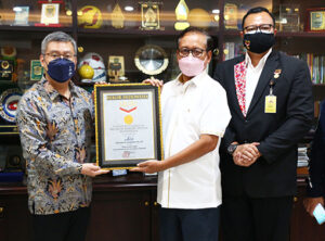 Canangkan Hidup Sehat, Aice Bersama Ribuan Lebih Masyarakat di 5 Negara Catatkan Rekor MURI Senam Sundul Langit