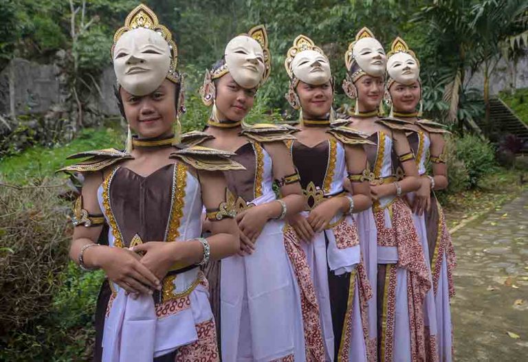 MEMBEDAH KEINDAHAN ALAM, MAKANAN KHAS, SERTA KEBUDAYAAN DI KULON PROGO