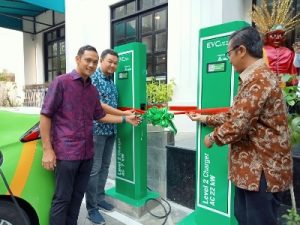 Jambuluwuk Thamrin Hotel Gandeng EVCuzz dan SAKA Resmikan Stasiun Pengisian Kendaraan Listrik Umum (SPKLU)