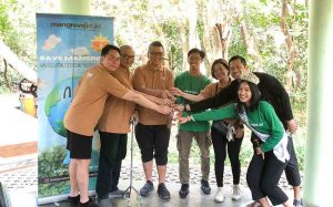 Menyambut Anniversary Ke-9, Whiz Prime Hotel Kelapa Gading Tanam Sembilan Puluh Bibit MangroveÂ 