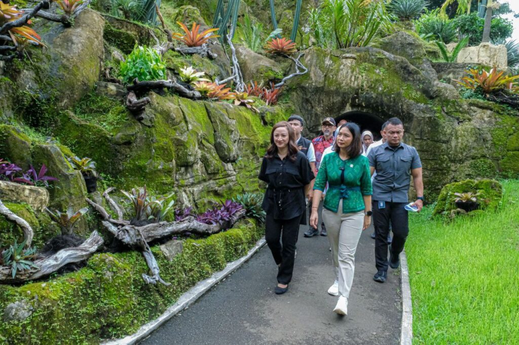 Wamenpar Tekankan Pentingnya Kebersihan dan Crowd Management Saat Tinjau TMII Jelang Libur Lebaran