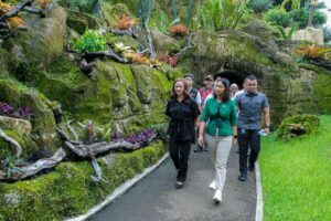 Wamenpar Tekankan Pentingnya Kebersihan dan Crowd Management Saat Tinjau TMII Jelang Libur Lebaran