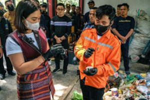 Wamenpar Ni Luh Puspa, Apresiasi Desa Wisata Hariara Pohan Ubah Sampah Plastik Jadi Energi