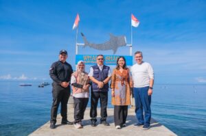 Jelajahi Botubarani dengan Bijak, Wamenpar Ajak Wisatawan dan Warga Jaga Keberlangsungan Hiu Paus