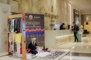 Kolaborasi Budaya Grand Qin Hotel & Qin Hotel Banjarbaru Dengan UMKM Bakul Banjar Untuk Perkenalkan Kain Sasirangan