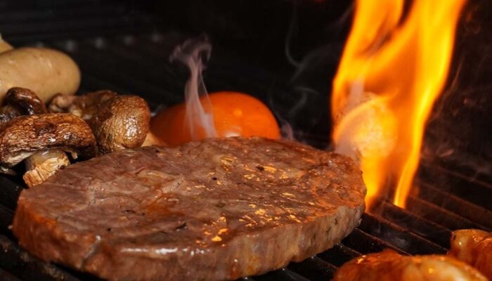 Sensasi BBQ, Rooftop, dan Musik Live Hadir Setiap Jumat Malam di ARTOTEL Cibubur