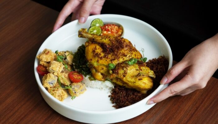 ARTOTEL Gelora Senayan Menjaga Cita Rasa Nusantara Lewat Tren Kuliner Ayam Goreng Basah