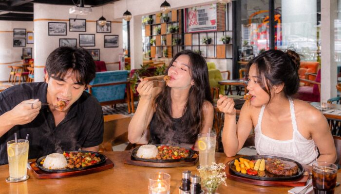 Saat Udara Bandung Makin Sejuk, Sajian Hot Plate Jadi Teman Bersantap di de Braga by ARTOTEL
