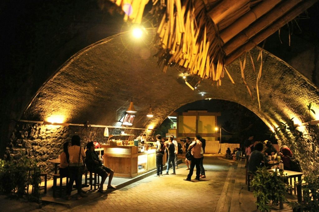 Cerianya Ngopi Di Cafe Kolong Jember