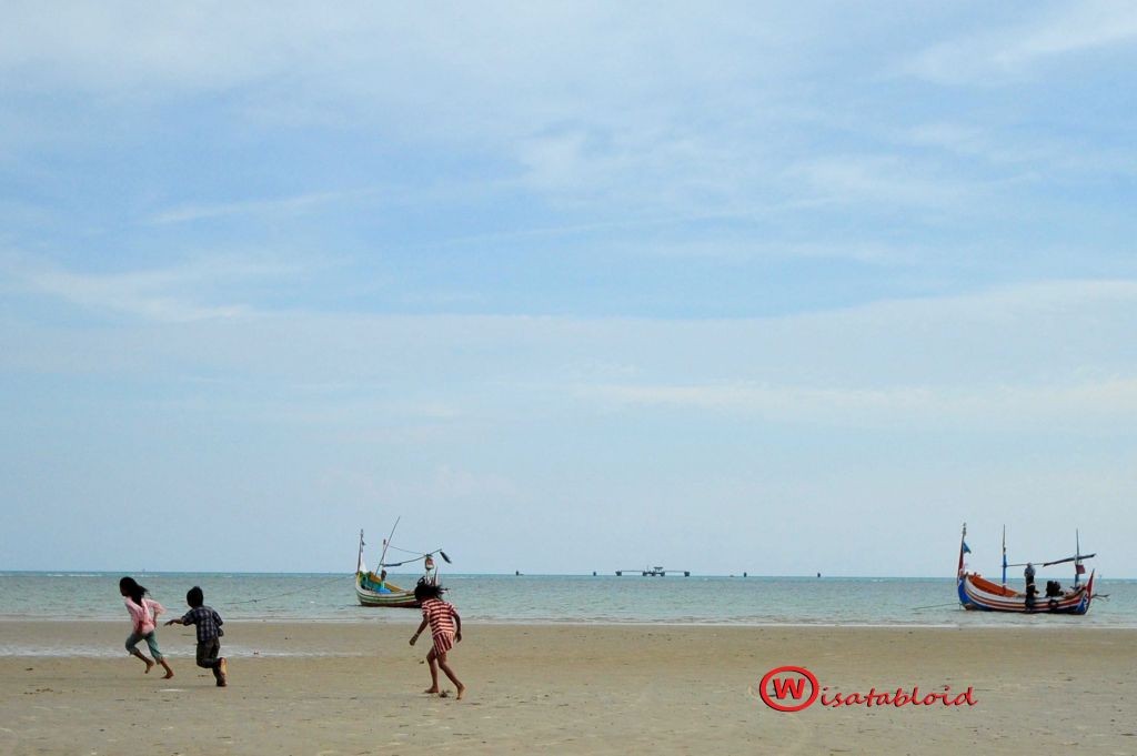 Langsung Plong!! Kena Semilir Angin Di Pantai Camplong